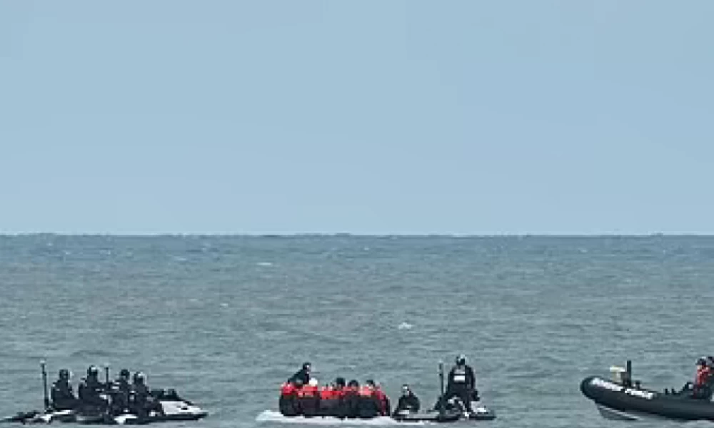Βρετανική άσκηση με jet ski αποτρέπει μετανάστες να μπουν στην χώρα